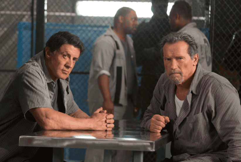 Ray (Sylvester Stallone) conversando com Arnold Schwarzenegger