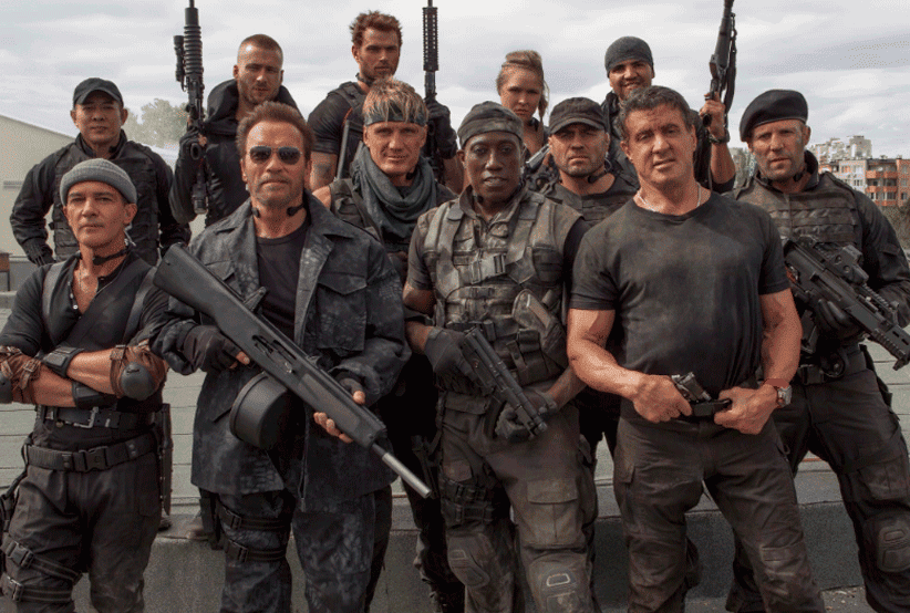 Barney (Sylvester Stallone) e sua nova equipe de mercenários