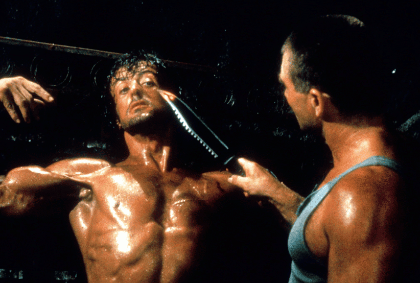 Rambo (Sylvester Stallone) sendo torturado