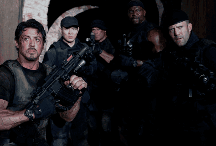 Barney (Sylvester Stallone) ao lado dos seus companheiros mercenários