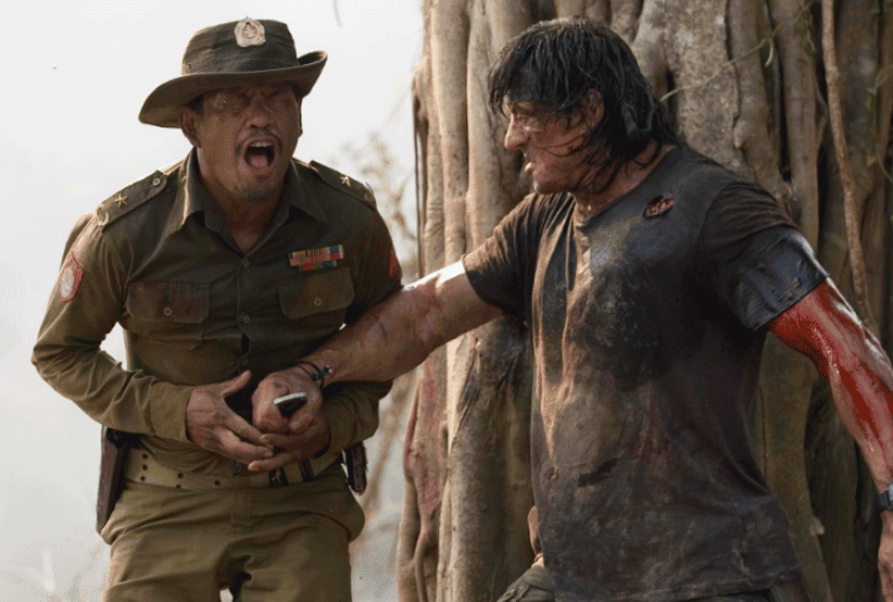 Rambo (Sylvester Stallone) matando um inimigo com uma faca