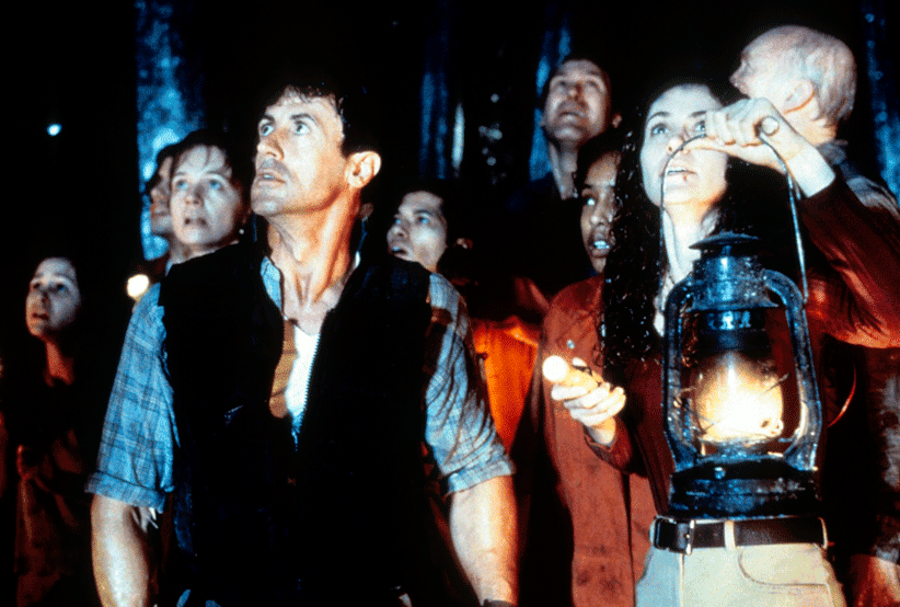 Kit (Sylvester Stallone) procurando uma saída do túnel