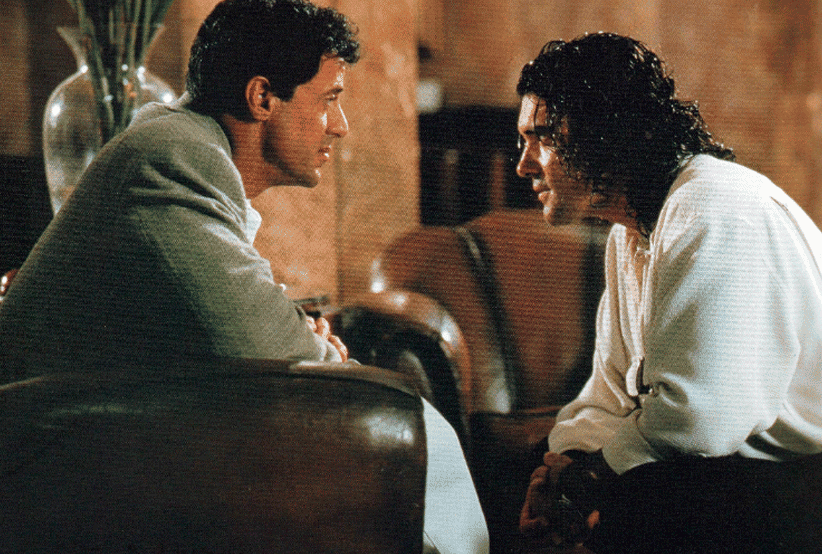 Ralph (Sylvester Stallone) convernsando com um jovem assassino (Antonio Banderas)
