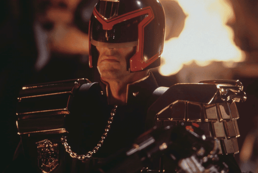 Dredd (Sylvester Stallone) usando a armadura de um Juiz