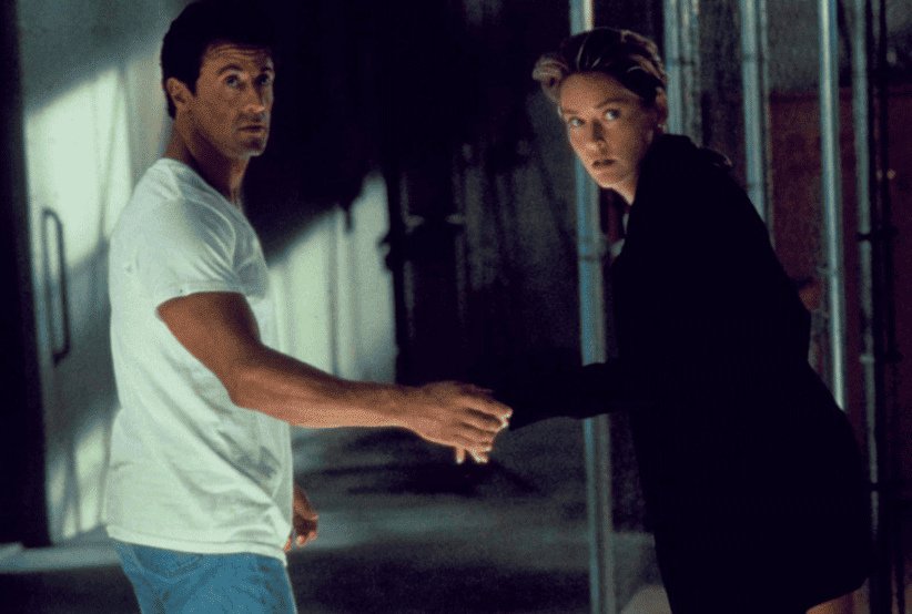 Ray (Sylvester Stallone) de mãos dadas com May (Sharon Stone)