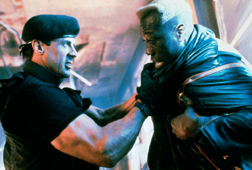 John Spartan (Sylvester Stallone) desafiando o criminoso Simon Phoenix