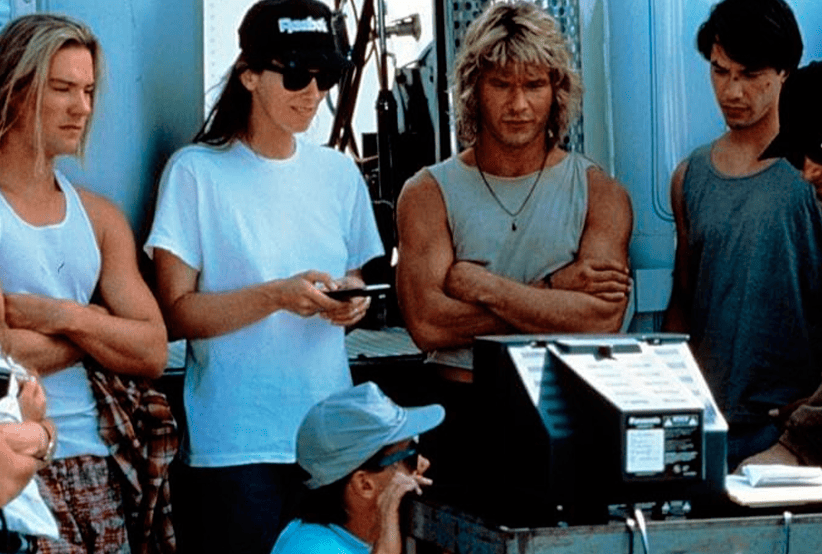 A diretora Kathryn Bigelow com o elenco de Caçadores de Emoção