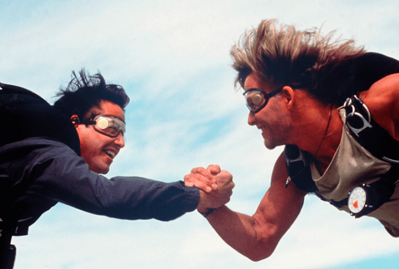 Keanu Reeves e Patrick Swayze em Caçadores de Emoção