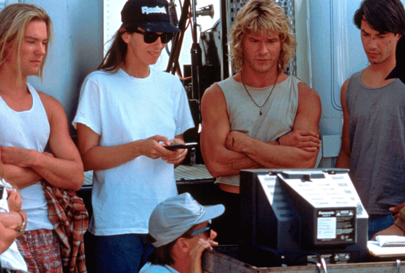A diretora Kathryn Bigelow com o elenco de Caçadores de Emoção
