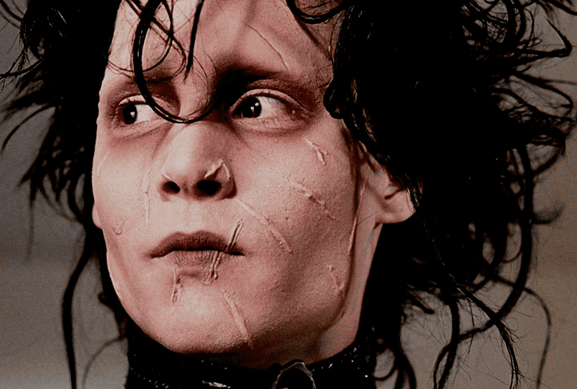 Johnny Depp no Filme: Edward Mãos de Tesoura (1990). Em uma lista que reúne os personagens mais importantes dos anos 90.