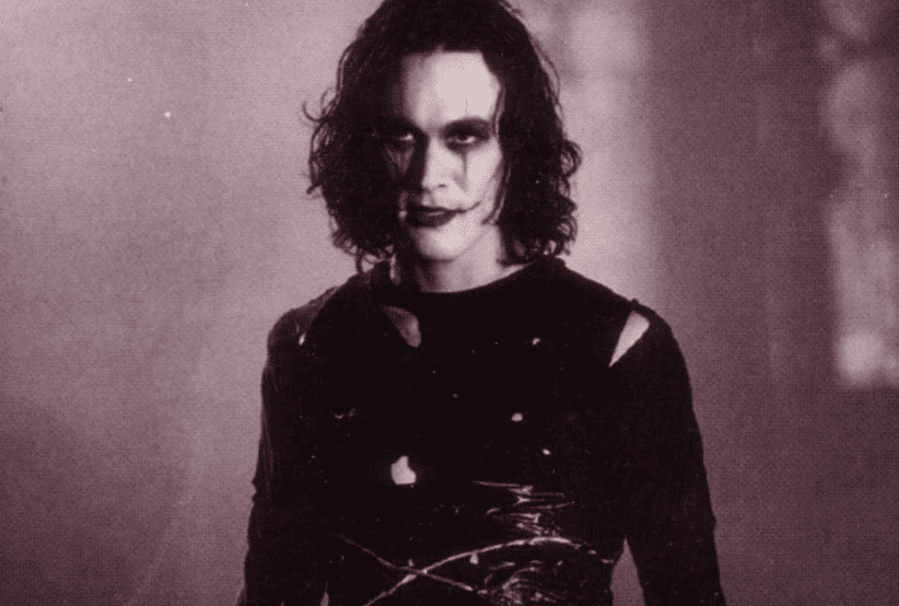 Brandon Lee | Filme: O Corvo (1994). Em uma lista que reúne os personagens mais importantes dos anos 90.
