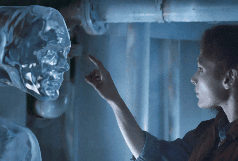 Bud Brigman (Ed Harris) e Lindsey (Mary Elizabeth Mastrantonio, interagindo com uma forma de vida feita de água no filme O Segredo do Abismo, um dos clássicos em Efeitos especiais e visuais.