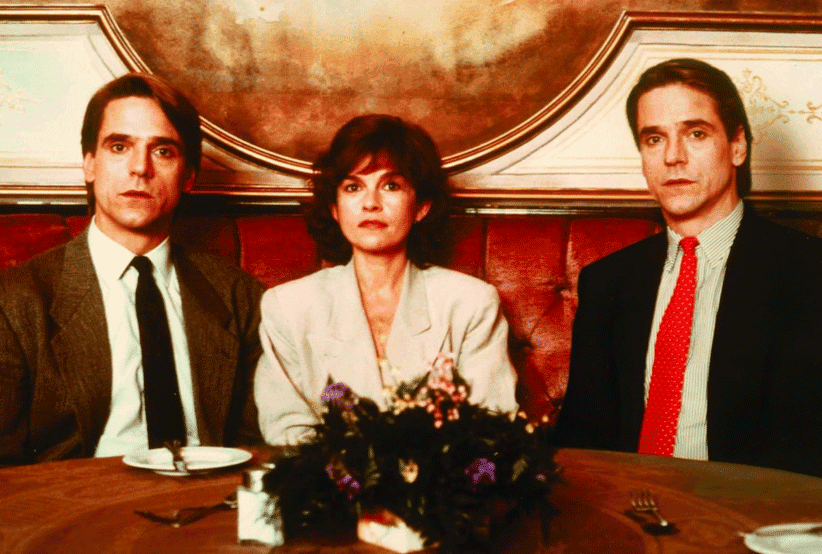 os ginecologistas gêmeos Beverly e Elliot Mantle (Jeremy Irons) sentandos em uma cadeira no filme Gêmeos - Mórbida Semelhança, um dos clássicos em Efeitos especiais e visuais.