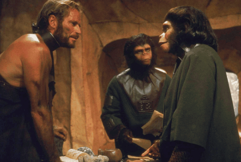 George Taylor (Charlton Heston) conversando com os macacos inteligentes no filme O Planeta dos Macacos, um dos clássicos em Efeitos especiais e visuais.
