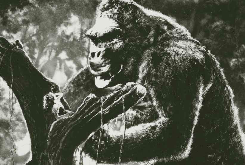 king kong enfrenta um tiranossauro rex no clássico King Komg de 1933, um dos clássicos em Efeitos especiais e visuais.