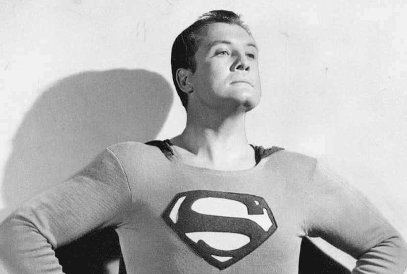 George Reeves com o uniforme do superman e fazendo a posse clássica.