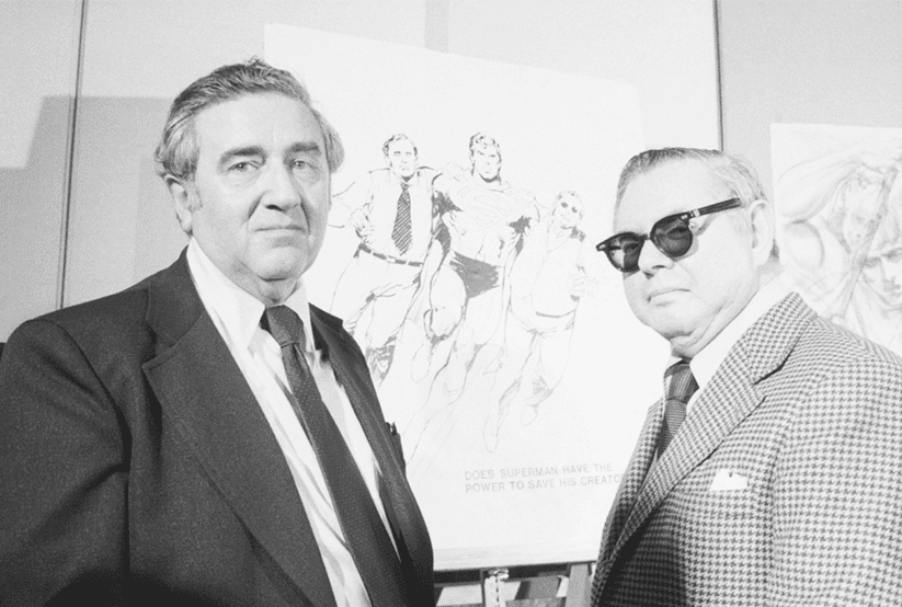 Jerry Siegel (1914 - 1996) e Joe Shuster (1914 -1992), os criadores do Superman posando com a imagem do herói no fundo