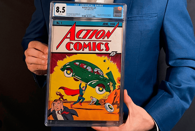 Um homem de terno segurando a Action Comics #1, que apresenta a estreia do Superman, foi vendida em 2024 por 6 milhões de dólares.