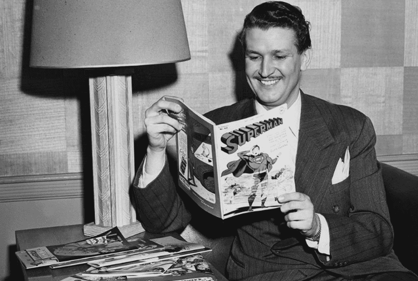 Bud Collyer (1908-1969), primeiro ator a interpretar o Superman em qualquer mídia fora dos quadrinhos, segurando uma quadrinho do superman foi o .