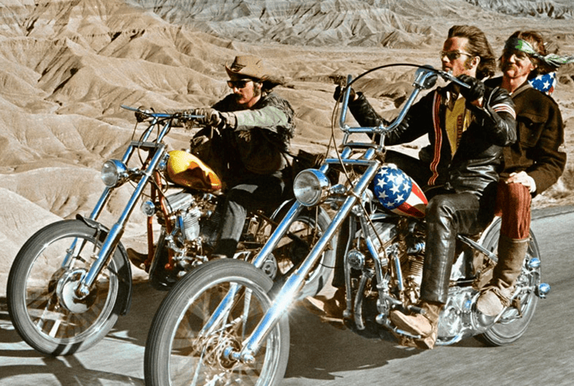 Harley-Davidson chopper "Capitão América", Peter Fonda no filme Sem Destino (1960), em uma lista que reúne As motos mais incríveis do cinema.