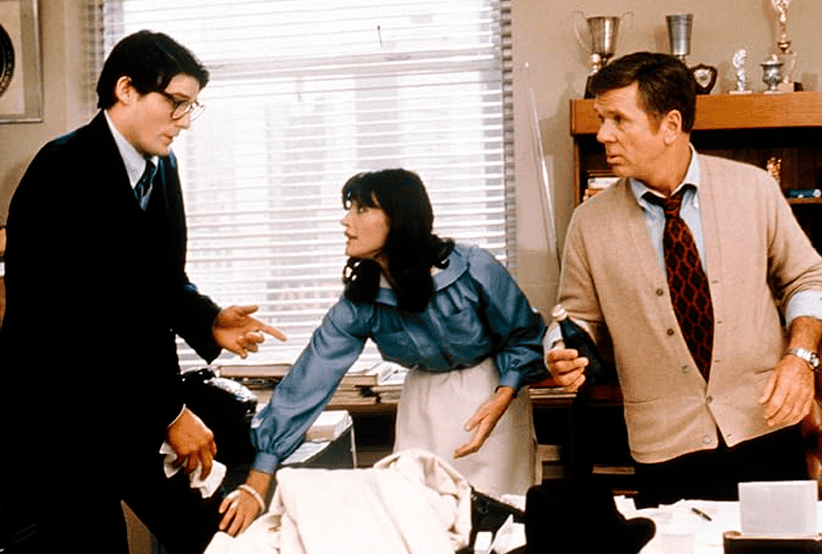 Christopher Reeve (Clark) , Margot Kidder (Lois) e Jackie Cooper (Perry) juntos e conversando no filme SUperman: O filme