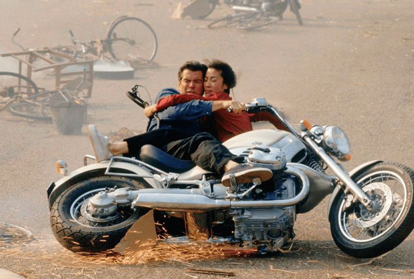 BMW R 1200 C Cruiser. Pierce Brosnan e Michelle Yeoh no filme 007 – O Amanhã Nunca Morre (1997), em uma lista que reúne As motos mais incríveis do cinema.