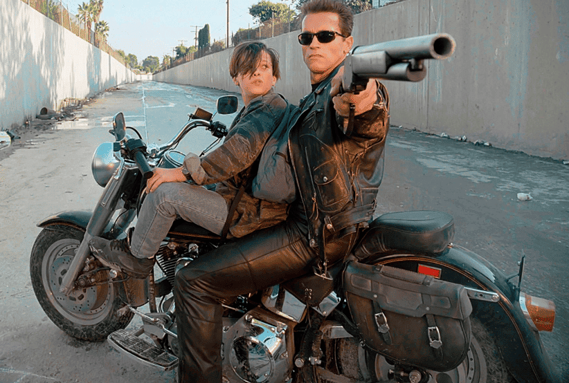 Harley Davidson Fat Boy, pilotada por Arnold Schwarzenegger no filme O Exterminador do Futuro 2: O Julgamento Final (1991), em uma lista que reúne As motos mais incríveis do cinema.