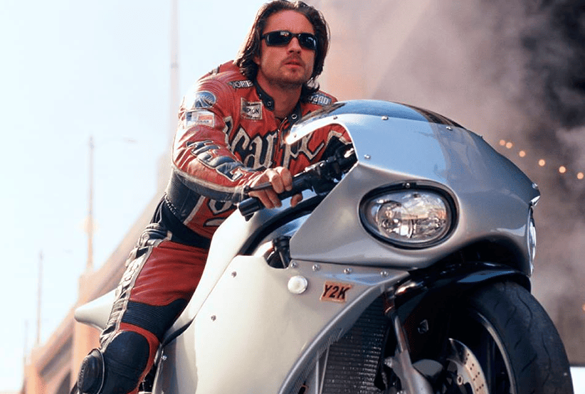 Y2K, Martin Henderson no filme Fúria em Duas Rodas (2004), em uma lista que reúne As motos mais incríveis do cinema.