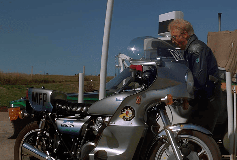 Kawasaki K-1000, no filme Mad Max (1979) estrelado por Mel Gibson, em uma lista que reúne As motos mais incríveis do cinema.