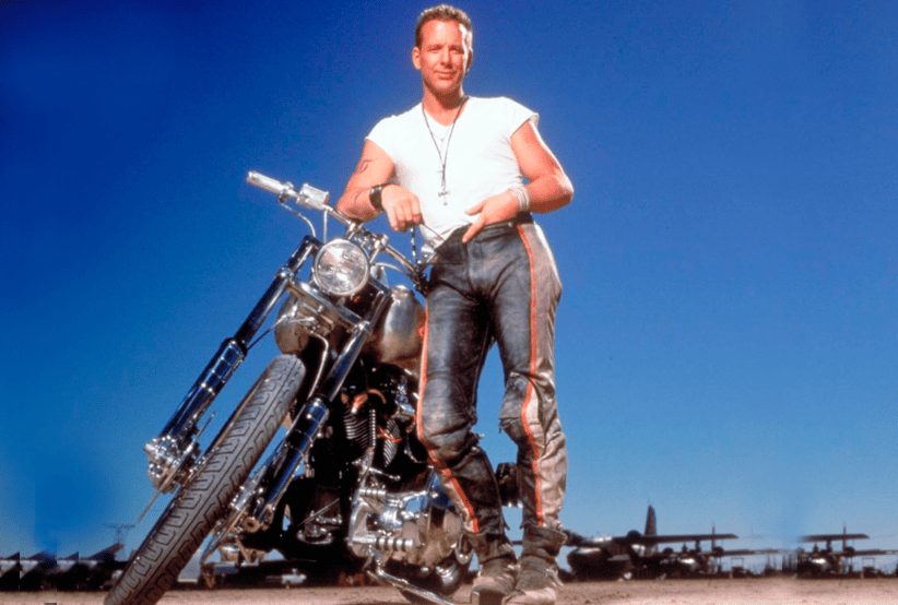 Harley-Davidson FXR customizada. Mickey Rourke no filme Harley Davidson e Marlboro Man - Caçada Sem Tréguas (1991),  em uma lista que reúne As motos mais incríveis do cinema.