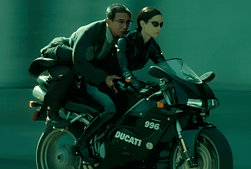 Ducati 996, pilotada por Carrie Anne Moss (Trinity) no filme Matrix Reloaded (2003), em uma lista que reúne As motos mais incríveis do cinema.