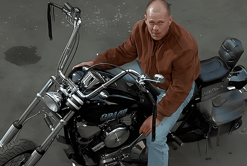 BMW R 1200 C Cruiser. Bruce Willis no filme Pulp Fiction: Tempo de Violência (1994)),  em uma lista que reúne As motos mais incríveis do cinema.