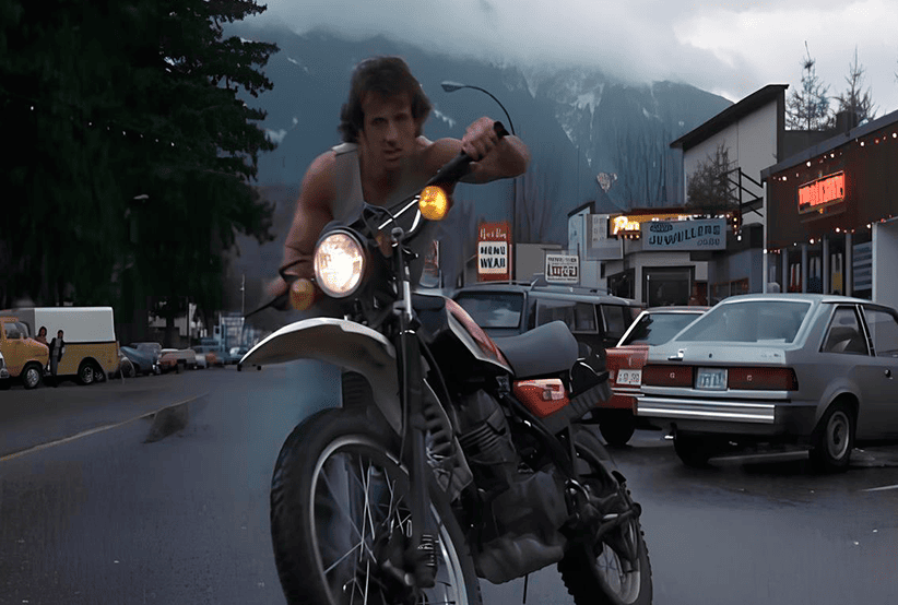 Sylvester Stallone no filme Rambo - Programado Para Matar (1982) ppilotando uma Yamaha XT 250, em uma lista que reúne As motos mais incríveis do cinema.