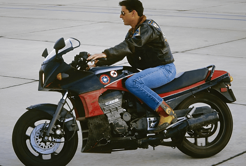 Kawasaki GPZ 900R Ninja, pilotada por Tom Cruise no filme Top Gun – Ases Indomáveis (1986), em uma lista que reúne As motos mais incríveis do cinema.