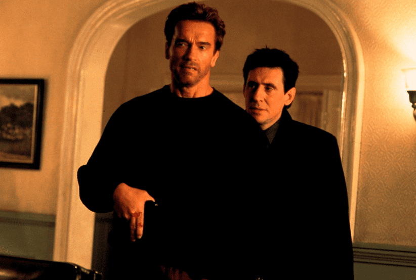 Arnold Schwarzenegger no filme Fim dos Dias (1999). Em uma lista 30 filmes indispensáveis da carreira.