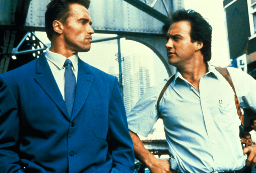 Arnold Schwarzenegger no filme Inferno vermelho (1988). Em uma lista 30 filmes indispensáveis da carreira.