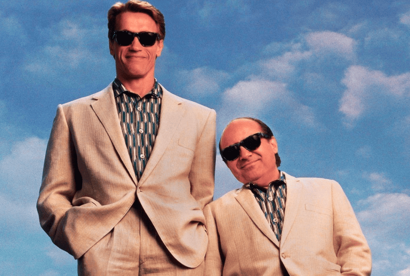 Arnold Schwarzenegger no filme Irmãos Gêmeos (1988). Em uma lista 30 filmes indispensáveis da carreira.