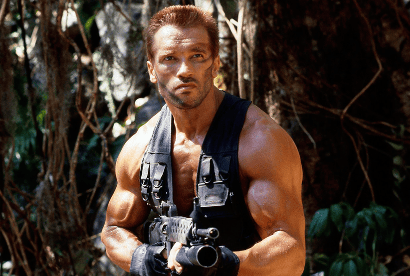 Arnold Schwarzenegger no filme O Predador (1987). Em uma lista 30 filmes indispensáveis da carreira.