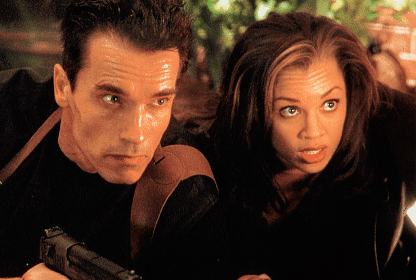 Arnold Schwarzenegger no filme Queima de Arquivo (1996). Em uma lista 30 filmes indispensáveis da carreira.