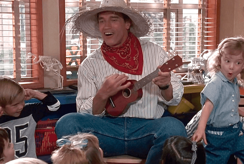 Arnold Schwarzenegger no filme Um Tira no Jardim de Infância (1990). Em uma lista 30 filmes indispensáveis da carreira.