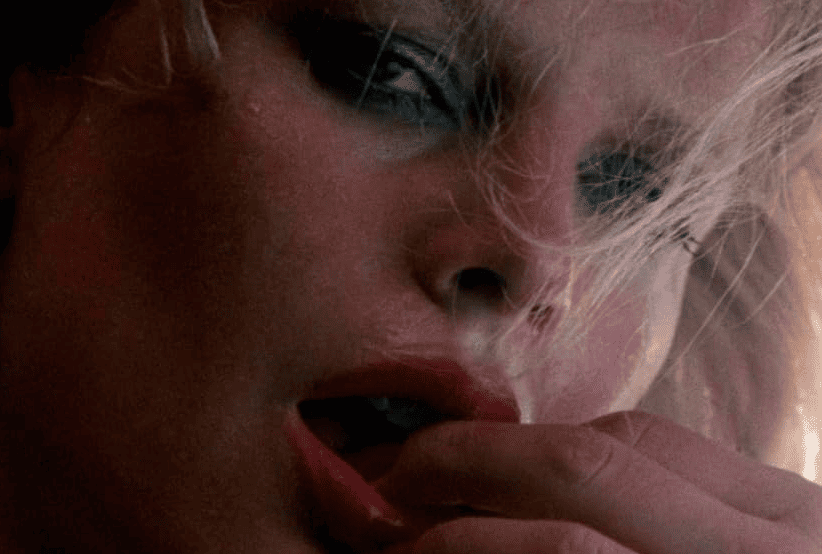 A adorável Kim Basinger como a personagem Elizabeth no clássico cult dos anos 80 9 1/2 Semanas de Amor