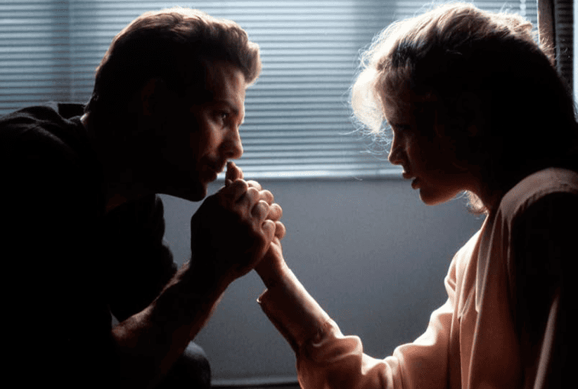 Mickey Rourke como o misterioso John, ao lado de Kim Basinger no clássico cult dos anos 80 9 1/2 Semanas de Amor