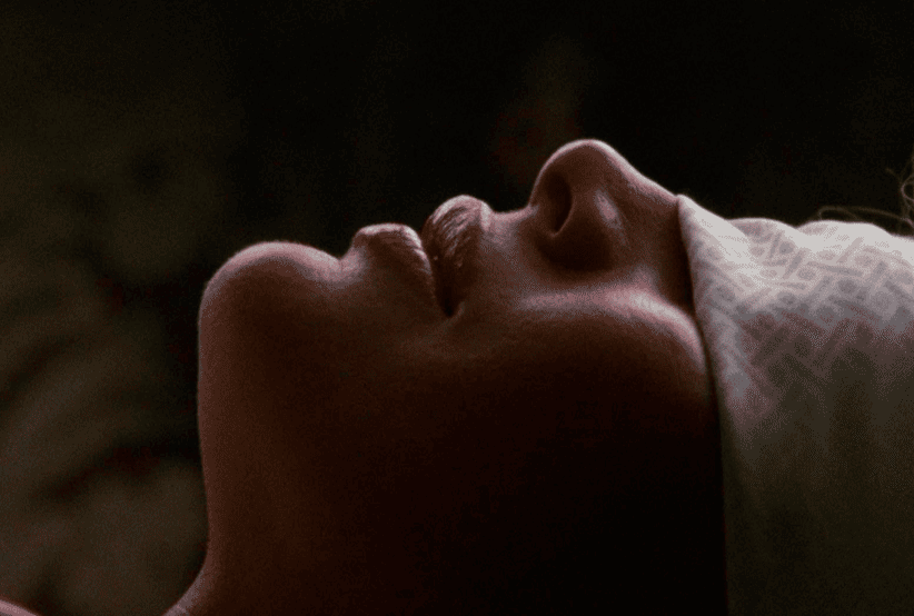 A famosa sequência em que John alimenta Elizabeth de olhos vendados no clássico cult dos anos 80 9 1/2 Semanas de Amor