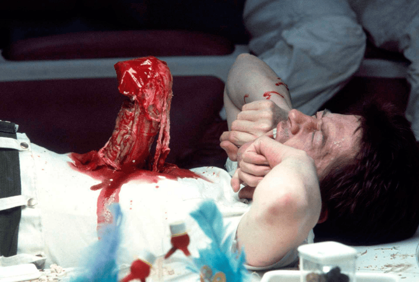 Kane, interpretado por John Hurt em uma dos momentos mais assustadores do filme, no filme Alien – O Oitavo Passageiro