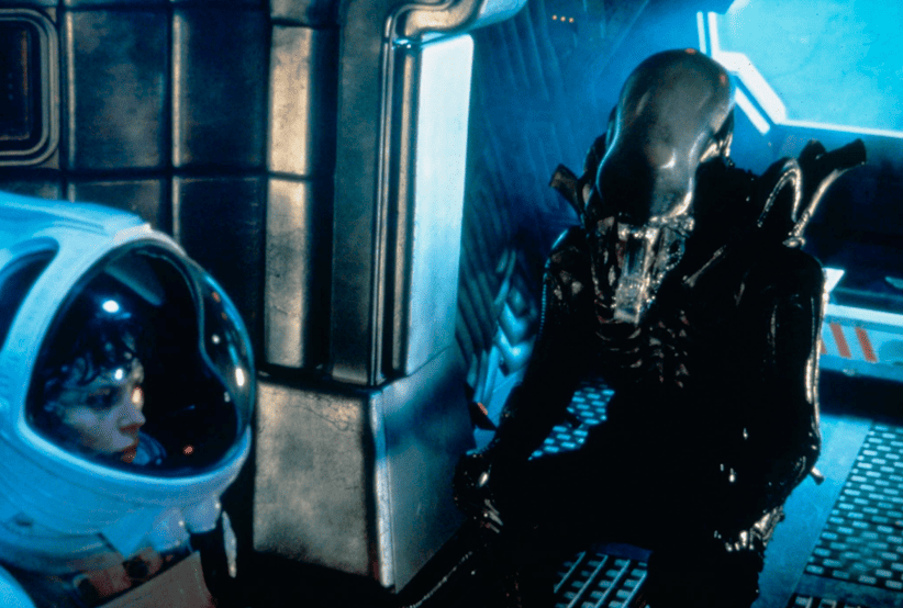 A Tenente Ellen Ripley enfrentando o Xenomorfo, no filme Alien – O Oitavo Passageiro