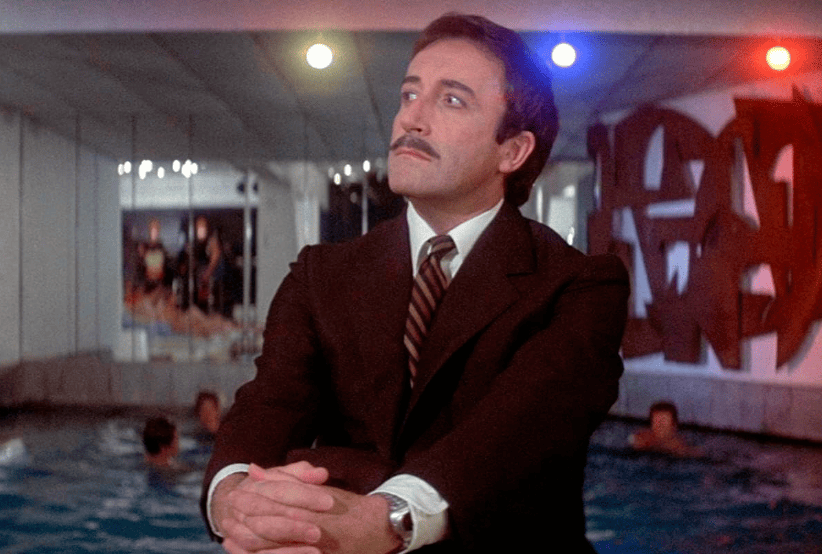 Peter Sellers como Inspetor Clouseau no filme A Volta da Pantera Cor de Rosa (1975), em uma lsita com os 30 personagens mais famosos dos anos 70.