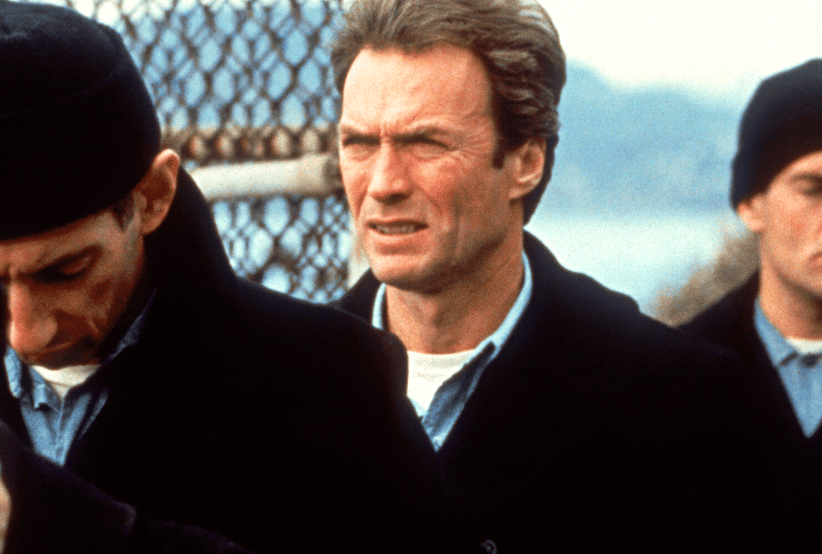 Clint Eastwood como Frank Morris no filme Fuga Impossível (1979), em uma lsita com os 30 personagens mais famosos dos anos 70.