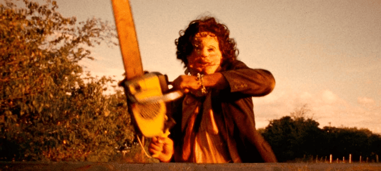Leatherface em uma das cenas mais importantes do cinema. Os verdadeiros monstros do cinema