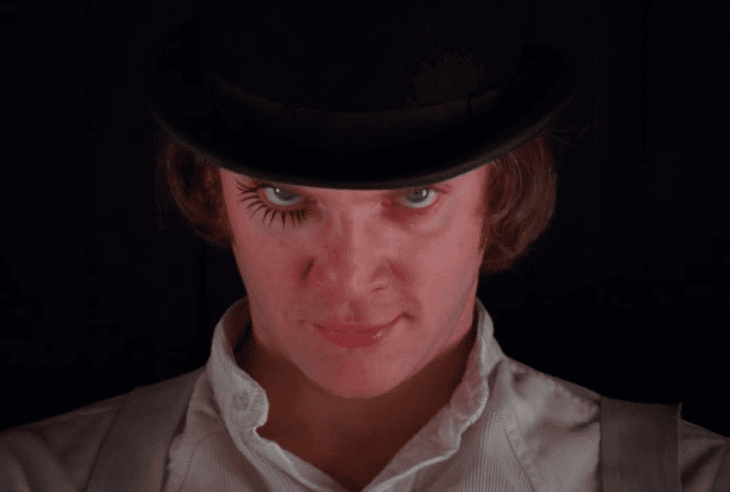 Malcolm McDowell como Alex Delarge no filme Laranja Mecânica (1971), em uma lsita com os 30 personagens mais famosos dos anos 70.