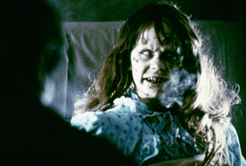 Linda Blair como regan no filme O Exorcista (1973), em uma lsita com os 30 personagens mais famosos dos anos 70.